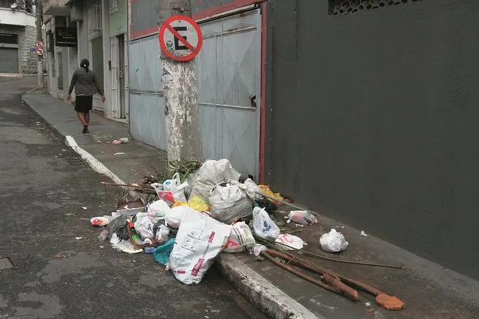 Imagem ilustrativa da imagem Sujeira acumula nas ruas com greve de motoristas de caminhão de lixo