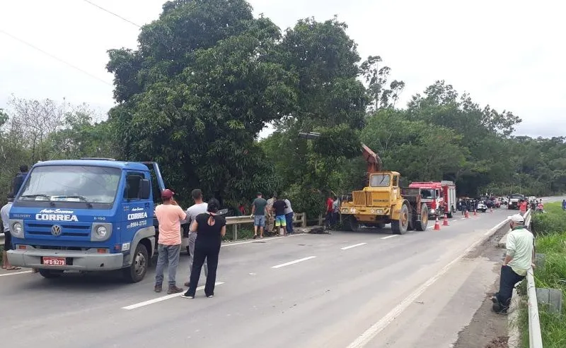 Imagem ilustrativa da imagem Motorista morre após carro sair da pista e cair em rio em Aracruz