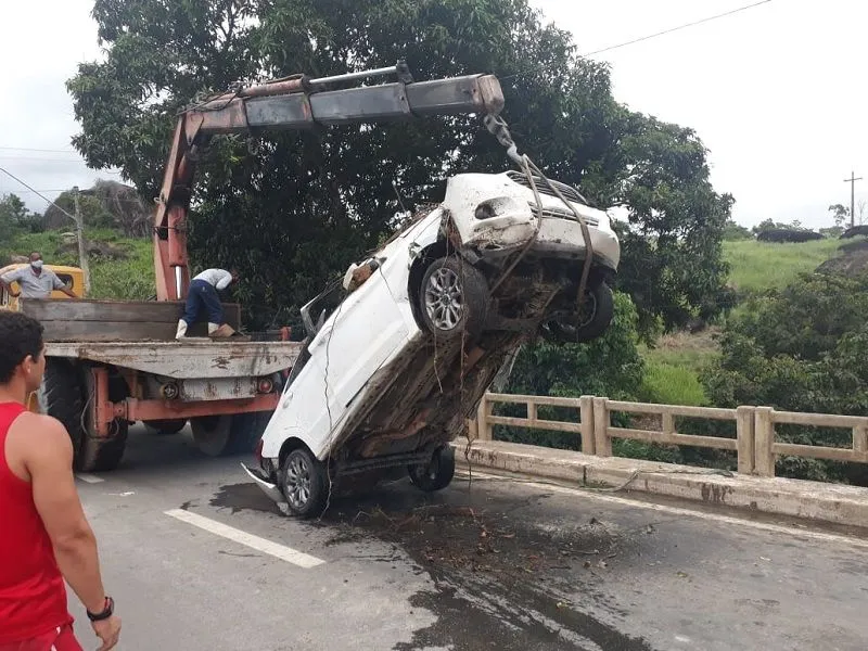 Imagem ilustrativa da imagem Motorista morre após carro sair da pista e cair em rio em Aracruz