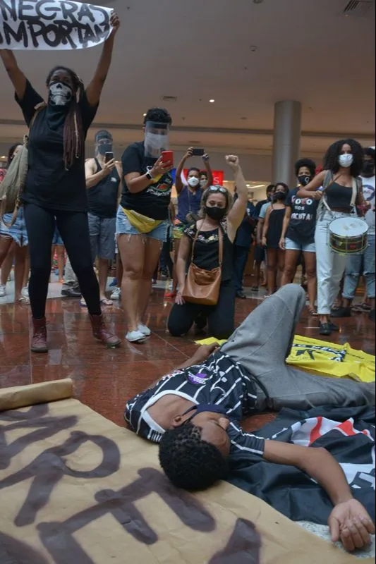 Imagem ilustrativa da imagem "Parem de nos matar", pedem manifestantes em supermercado em Vila Velha