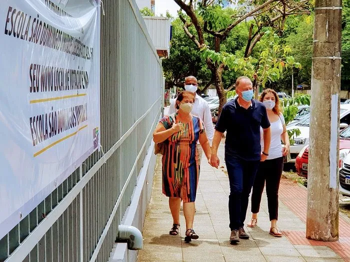 Imagem ilustrativa da imagem Governador Casagrande comparece às urnas com a família na manhã deste domingo
