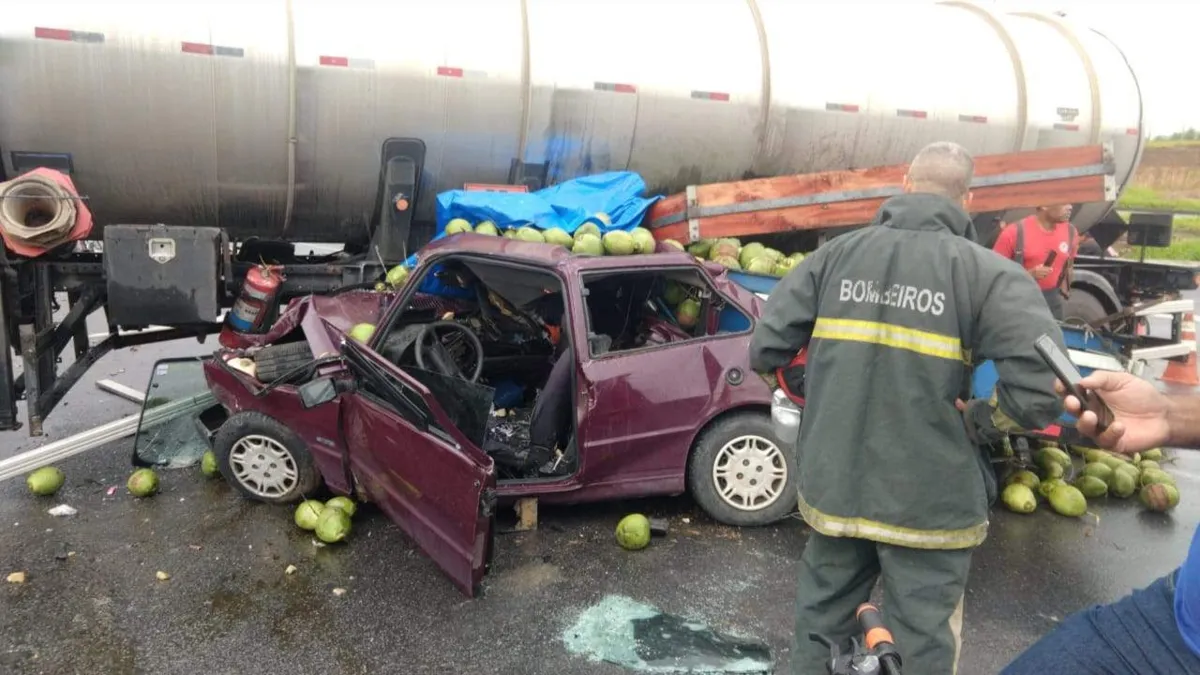 Imagem ilustrativa da imagem Acidente com caminhão-tanque carregado com álcool interdita trecho da BR 101, em Linhares