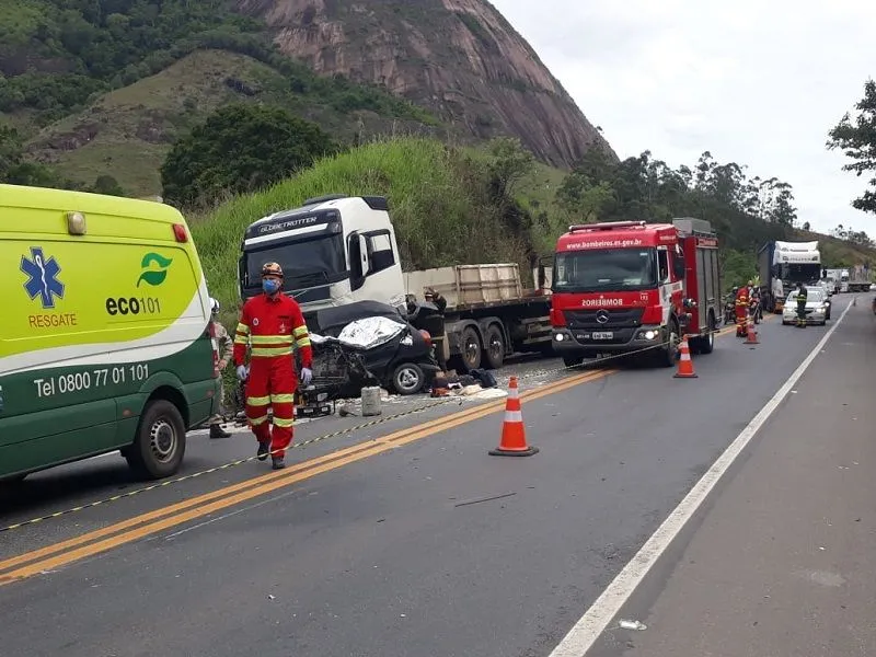Imagem ilustrativa da imagem Três mortos em acidente entre carro e carretas na BR-101