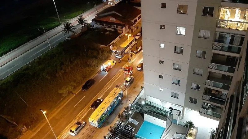 Imagem ilustrativa da imagem Acidente entre ônibus, carro e moto deixa um ferido na RodoSol em Vila Velha