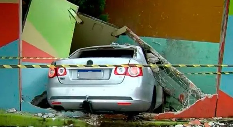 Imagem ilustrativa da imagem Carro desgovernado destrói muro e invade creche