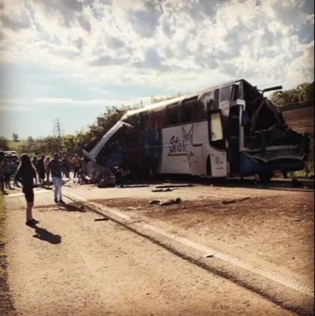 Imagem ilustrativa da imagem Acidente entre ônibus e caminhão deixa 41 mortos
