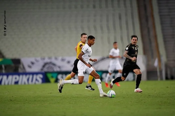 Imagem ilustrativa da imagem Com um a menos, Atlético-MG arranca empate com o Ceará e reassume liderança