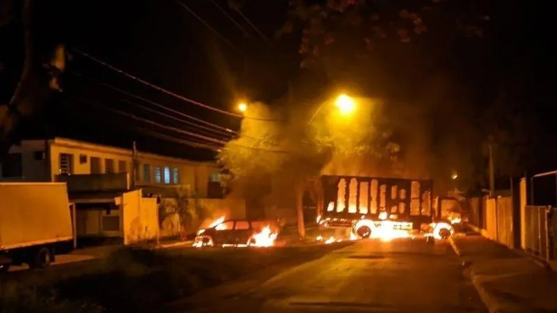 Imagem ilustrativa da imagem Bando explode caixas eletrônicos e põe fogo em viaturas para impedir ação da PM