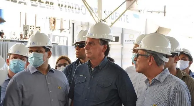 Imagem ilustrativa da imagem Bolsonaro promete retorno breve da energia no Amapá e isenção da conta de luz