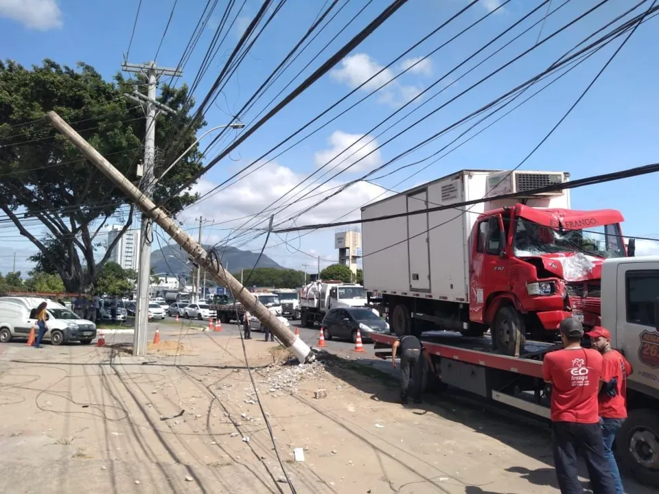 Imagem ilustrativa da imagem Caminhão perde o controle e bate em poste