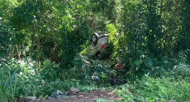 Imagem ilustrativa da imagem Carro cai em matagal após perseguição e troca de tiros na Serra