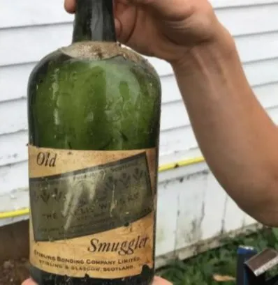 Imagem ilustrativa da imagem Casal encontra garrafas de uísque de 100 anos durante reforma da casa