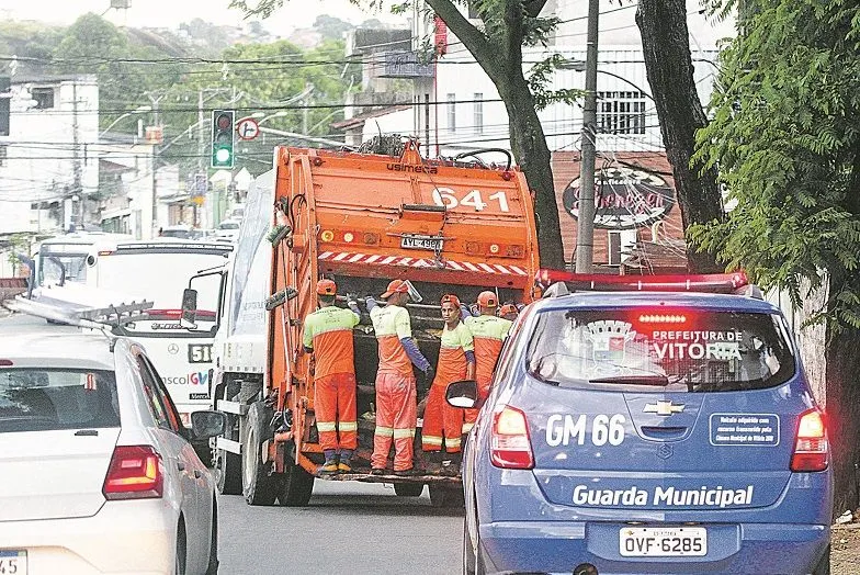 Imagem ilustrativa da imagem Caminhões de lixo só saem com escolta e greve já afeta o comércio