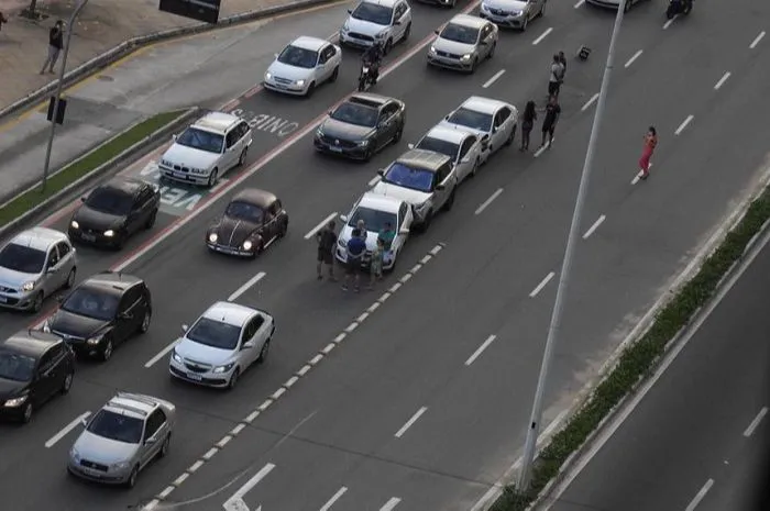 Imagem ilustrativa da imagem Acidente com 6 carros deixa trânsito lento na orla de Camburi