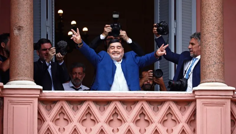 Imagem ilustrativa da imagem Com troca de farpas, Maradona teve relação de amor e ódio com Pelé