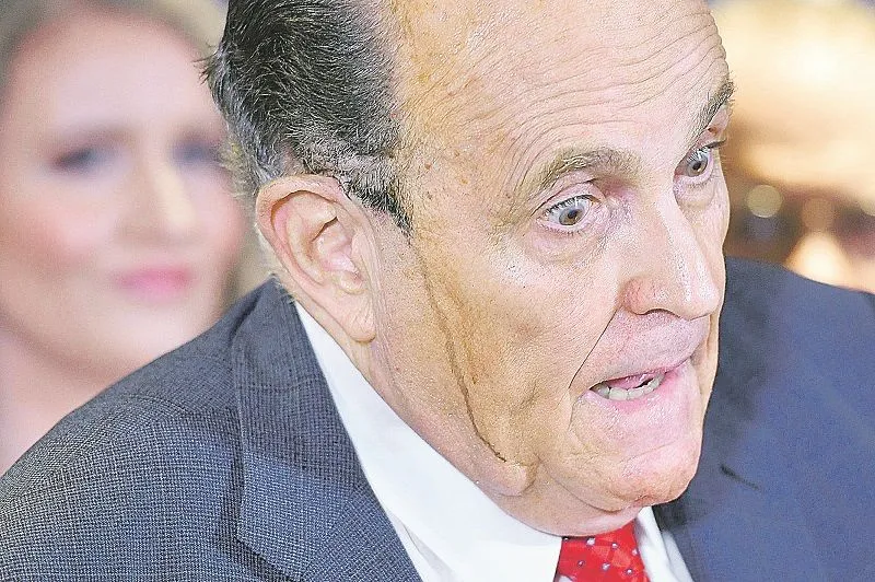 Imagem ilustrativa da imagem Suor e tintura de cabelo escorrem pelo rosto de advogado de Trump durante entrevista