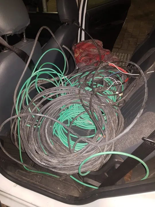 Imagem ilustrativa da imagem Três homens são presos após roubo de fios de energia na Praia do Canto