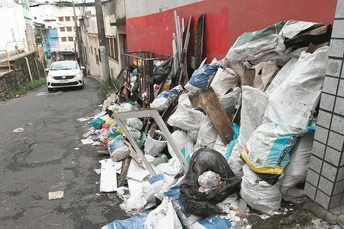 Imagem ilustrativa da imagem Sujeira acumula nas ruas com greve de motoristas de caminhão de lixo