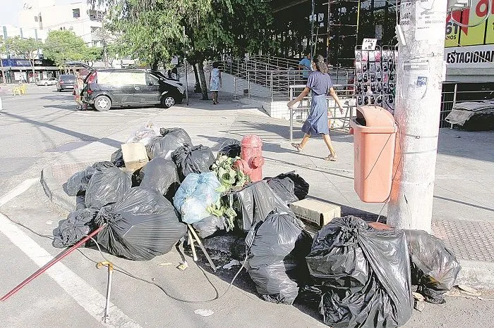Imagem ilustrativa da imagem Lixo acumulado já causa risco de doenças nos bairros