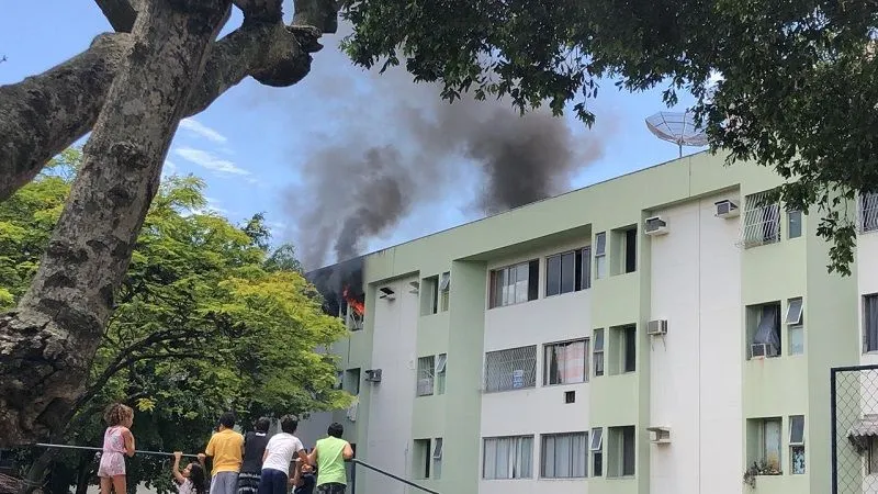 Imagem ilustrativa da imagem Bombeiros combatem incêndio em apartamento em Jardim Camburi