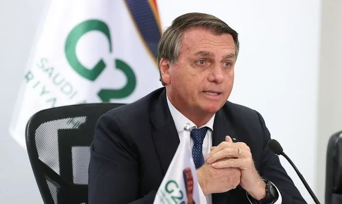Imagem ilustrativa da imagem Bolsonaro admite que pode tomar vacina contra Covid-19