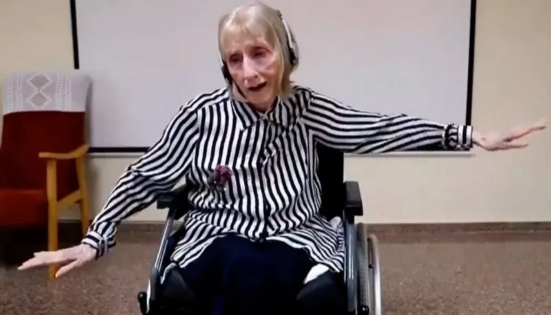 Imagem ilustrativa da imagem VÍDEO | Ex-bailarina com Alzheimer relembra dança ao ouvir "O Lago dos Cisnes"