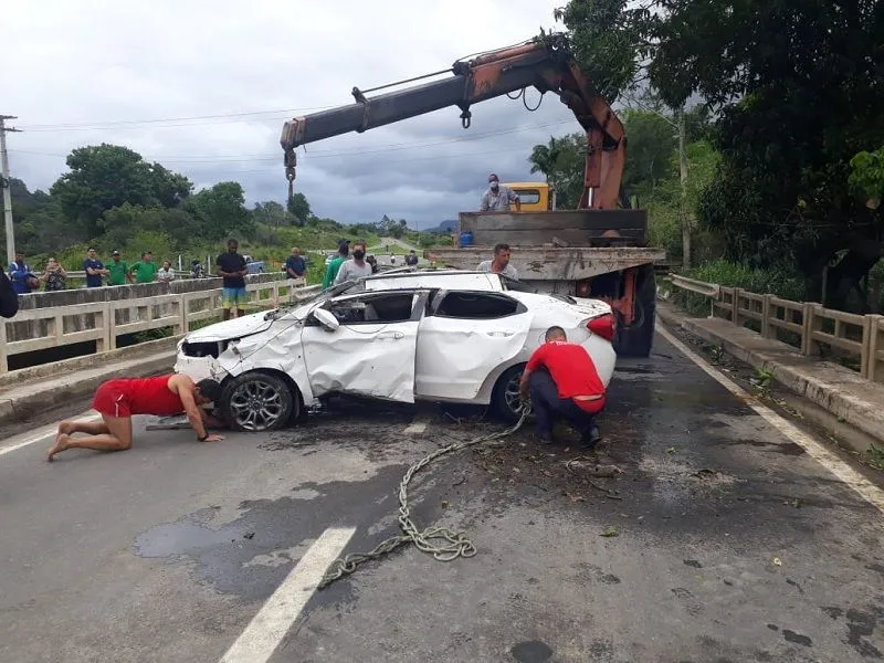 Imagem ilustrativa da imagem Motorista morre após carro sair da pista e cair em rio em Aracruz