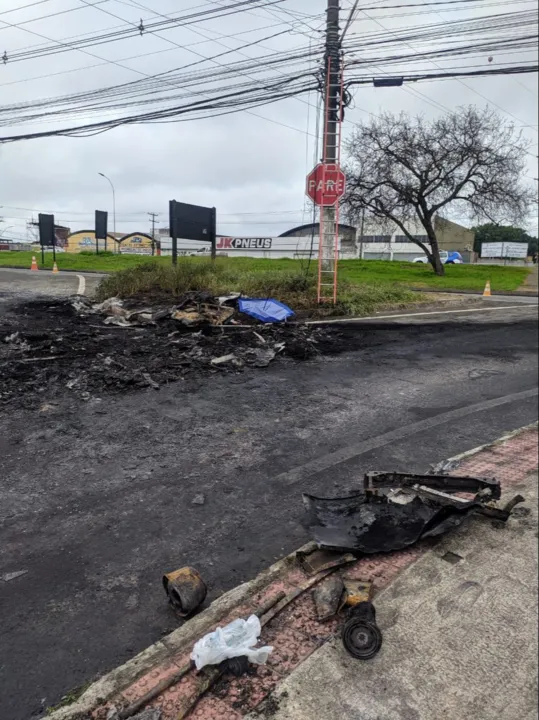 Imagem ilustrativa da imagem Ônibus e barricadas são incendiados após jovem ser morto na Serra