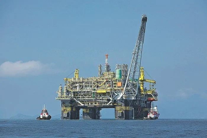 Imagem ilustrativa da imagem Fim dos carros a gasolina  ameaça indústria do petróleo