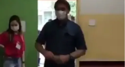 Imagem ilustrativa da imagem Bolsonaro vota de máscara em Vila Militar, no Rio