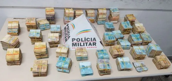 Imagem ilustrativa da imagem Suspeito é flagrado em blitz com R$ 400 mil dentro de carro