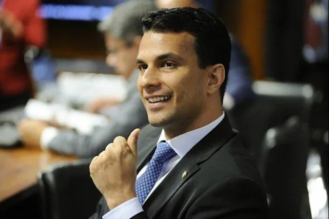 Imagem ilustrativa da imagem Modelo registra ocorrência e acusa senador Irajá Silvestre de estupro