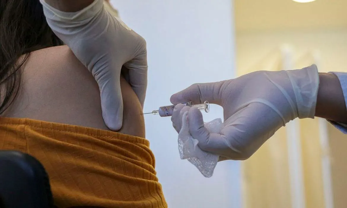 Imagem ilustrativa da imagem Ministério prevê início de vacinação contra Covid entre 20 de janeiro e 10 de fevereiro