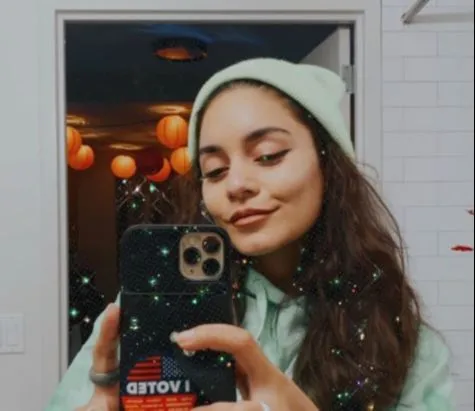 Imagem ilustrativa da imagem Dose tripla de Vanessa Hudgens no Natal