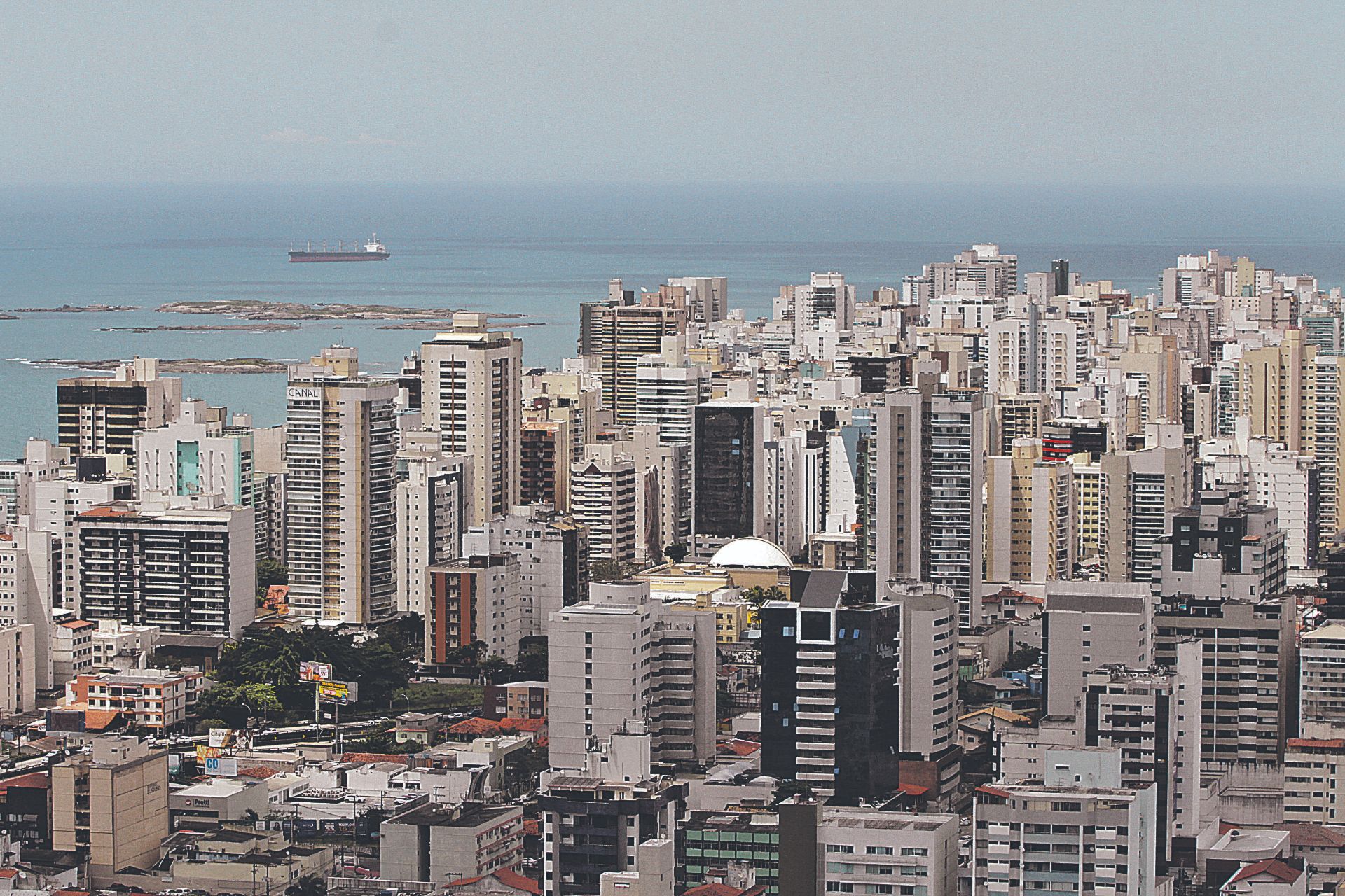 Orla de Vila Velha: no Salão há opções de imóveis do município