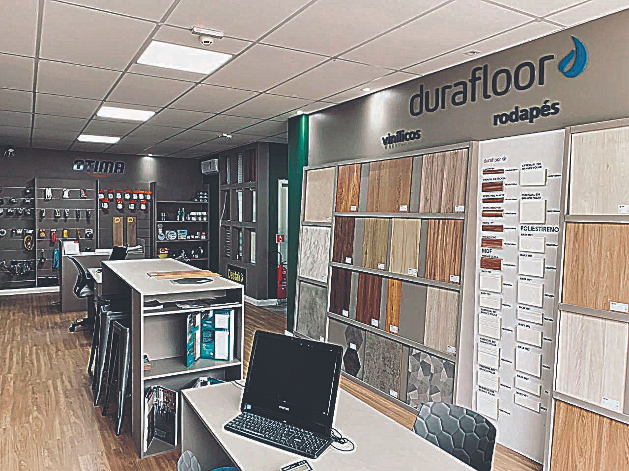 Showroom da rede C&D: diversos artigos para usar do rodapé ao teto