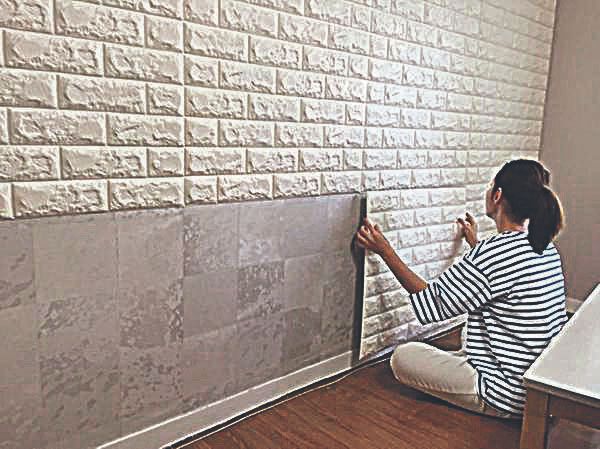 Placa 3D autocolante: texturas renovam ambientes