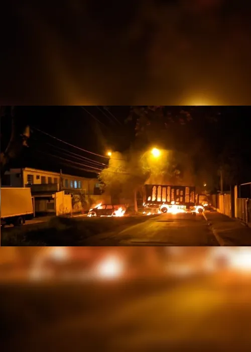 Imagem ilustrativa da imagem Bando explode caixas eletrônicos e põe fogo em viaturas para impedir ação da PM