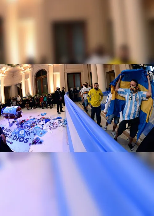 Imagem ilustrativa da imagem Velório de Maradona na Casa Rosada tem culto, aglomeração e tumulto