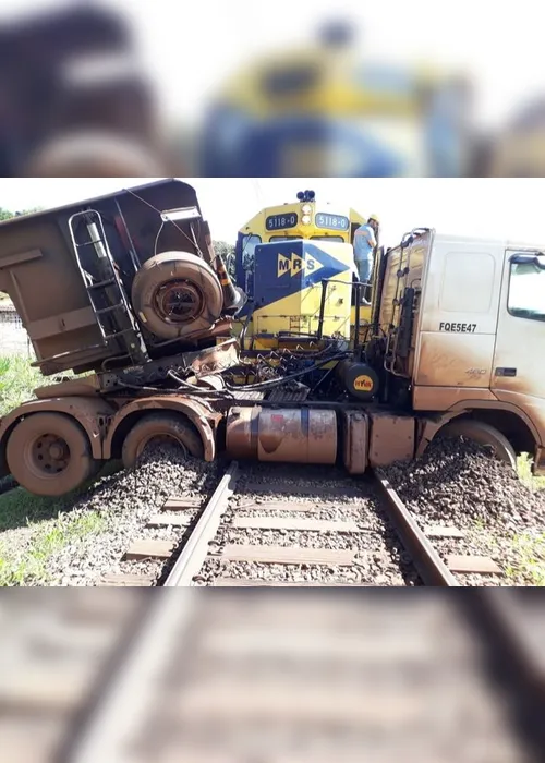 Imagem ilustrativa da imagem Carreta é arrastada por 20 metros após ser atingida por locomotiva