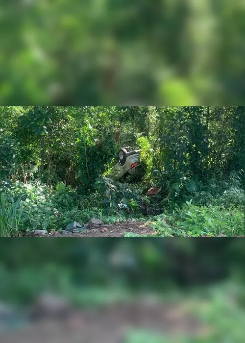 Imagem ilustrativa da imagem Carro cai em matagal após perseguição e troca de tiros na Serra