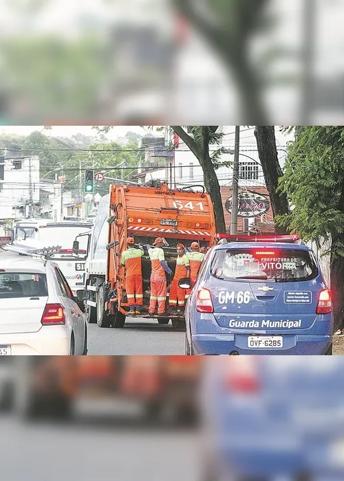 Imagem ilustrativa da imagem Caminhões de lixo só saem com escolta e greve já afeta o comércio