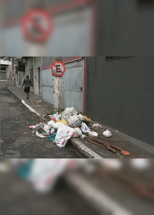 Imagem ilustrativa da imagem Sujeira acumula nas ruas com greve de motoristas de caminhão de lixo