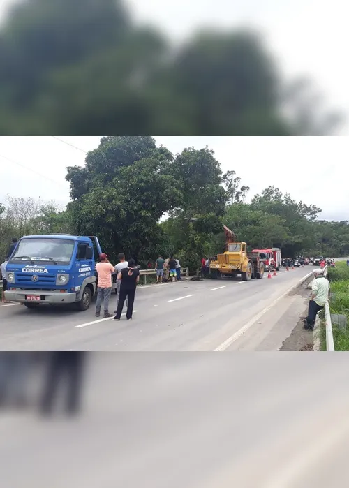 Imagem ilustrativa da imagem Motorista morre após carro sair da pista e cair em rio em Aracruz