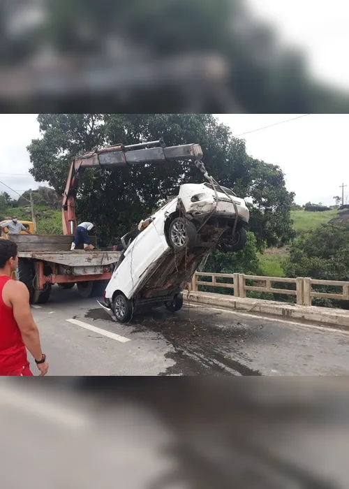 Imagem ilustrativa da imagem Motorista morre após carro sair da pista e cair em rio em Aracruz