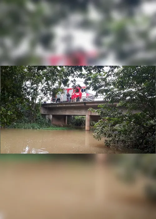 Imagem ilustrativa da imagem Motorista morre após carro sair da pista e cair em rio em Aracruz