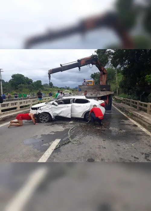 Imagem ilustrativa da imagem Motorista morre após carro sair da pista e cair em rio em Aracruz