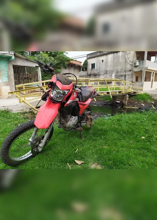 Imagem ilustrativa da imagem Motociclista foge de abordagem policial e cai dentro de valão em Vila Velha