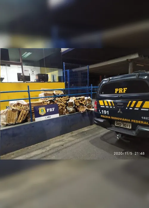 Imagem ilustrativa da imagem VÍDEO | PRF apreende 364 kg de maconha após perseguição na BR-262