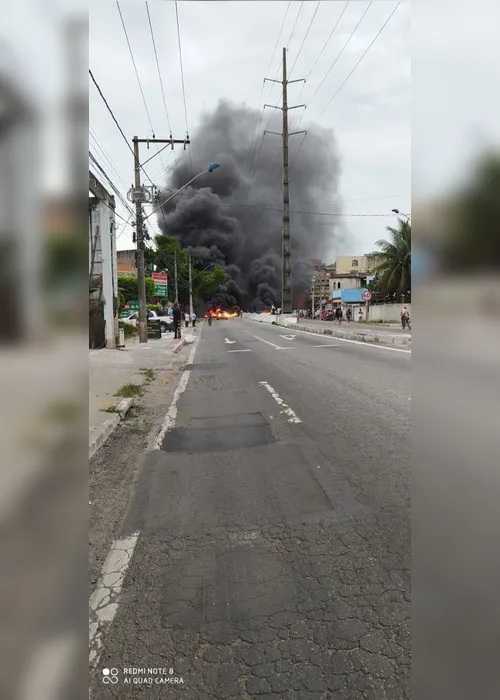 Imagem ilustrativa da imagem Protesto com fogo em pneus fecha rodovia após motociclista ser baleado